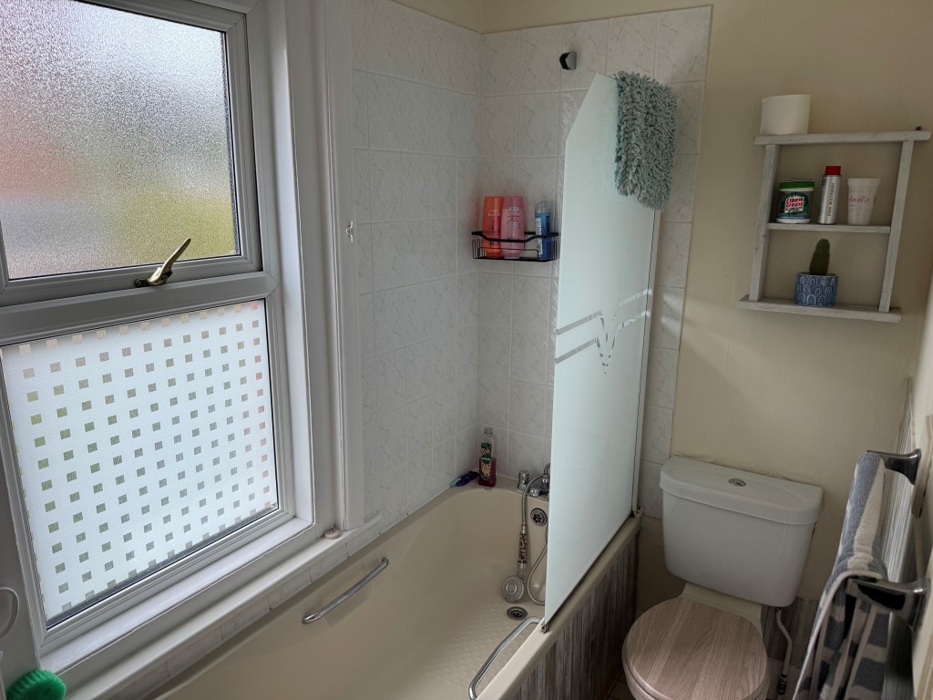 Lot: 81 - FREEHOLD DETACHED MIXED RESIDENTIAL & COMMERCIAL INVESTMENT OPPORTUNITY - Bathroom